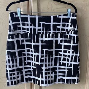 Chic Women's Black and White Patterned Skort